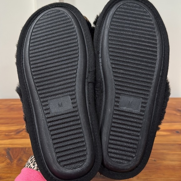 NEW PINK Victoria's Secret Black Fluffy Cross Strap Slippers M - Picture 4 of 6